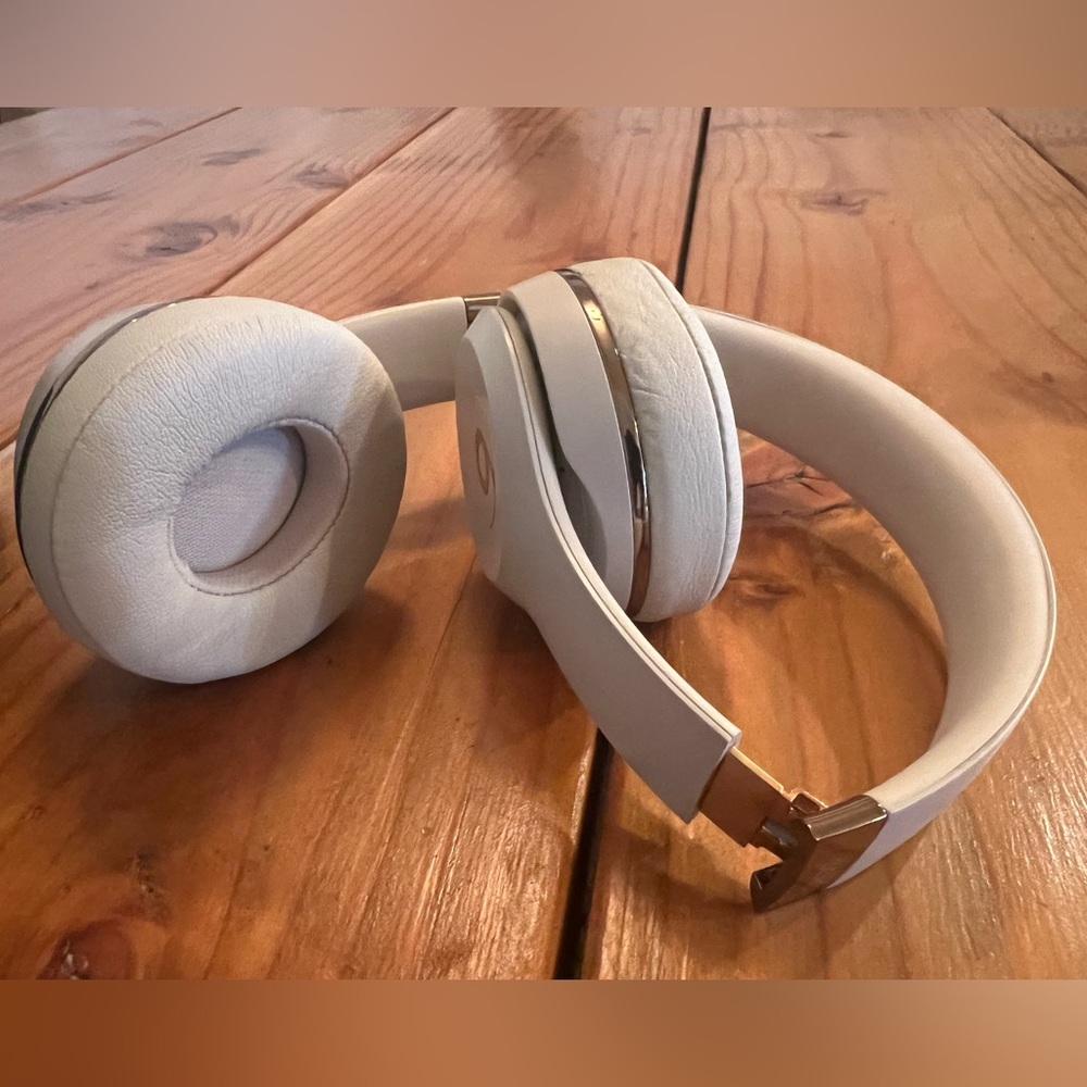 Satin Gold Beats Solo3